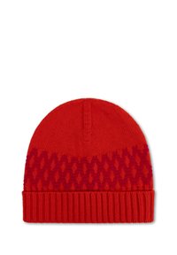 Rode gebreide beanie met een tekstuurpatroon in donkerrood en een geribbelde manchet. De bovenkant is rond met een naad in het midden.