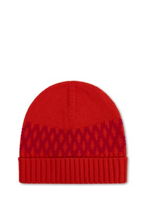 Rode gebreide beanie met een tekstuurpatroon in donkerrood en een geribbelde manchet. De bovenkant is rond met een naad in het midden.