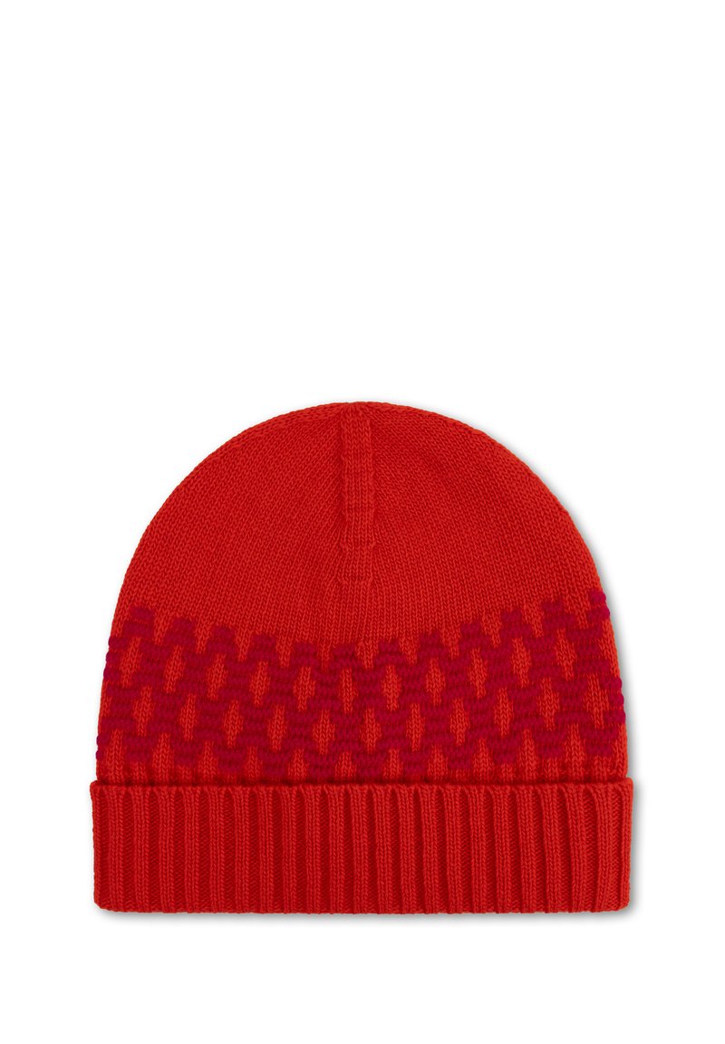 Rode gebreide beanie met een tekstuurpatroon in donkerrood en een geribbelde manchet. De bovenkant is rond met een naad in het midden.
