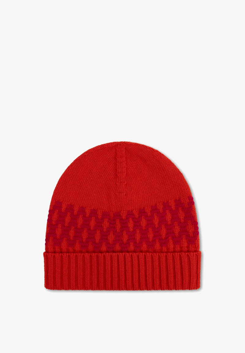 Rode gebreide beanie met een tekstuurpatroon in donkerrood en een geribbelde manchet. De bovenkant is rond met een naad in het midden.
