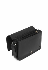 Černá kožená crossbody kabelka s hladkým povrchem, klopovým uzávěrem a zlatým kováním. Obsahuje zipové kapsy a decentní detail loga.
