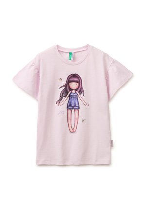 Hellrosa kurzärmliges Kleinkindshirt mit einem bedruckten Cartoon-Mädchen in blauer Pyjamahose und zwei kleinen Bienen um sie herum.