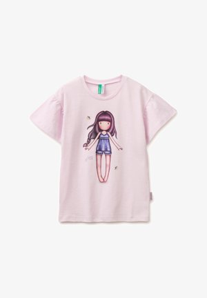 Hellrosa kurzärmliges Kleinkindshirt mit einem bedruckten Cartoon-Mädchen in blauer Pyjamahose und zwei kleinen Bienen um sie herum.