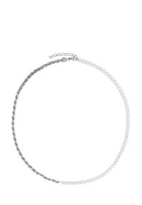 Zilveren ketting met een gedraaide ontwerp aan de ene kant en afwisselend witte parels aan de andere kant, met een verstelbare sluiting.