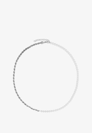 Collana in argento con design intrecciato su un lato e perle bianche alternate dall'altro, dotata di chiusura regolabile.