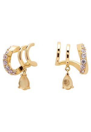 Goldfarbene doppelte Creolen mit klaren Kristallen an den äußeren Ringen und tropfenförmigen, hängenden Edelsteinen an den inneren Ringen.