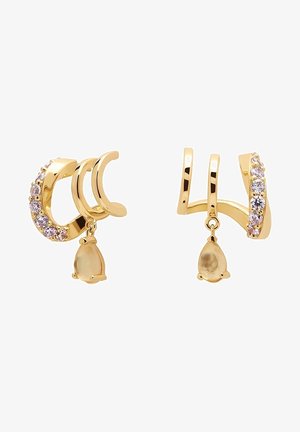 Goldfarbene doppelte Creolen mit klaren Kristallen an den äußeren Ringen und tropfenförmigen, hängenden Edelsteinen an den inneren Ringen.