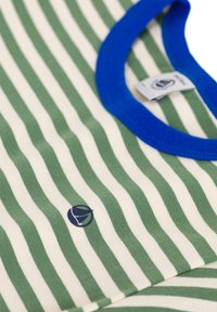 Gestreept overhemd met korte mouwen voorzien van afwisselend groene en witte strepen, een blauwe kraag en een logo in de linkeronderhoek. Katoen stoffen textuur.