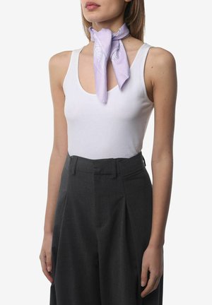 Witte tanktop met een ronde hals, gecombineerd met hooggevoerde donkergrijze broek. Een lichtpaarse sjaal is om de hals geknoopt, wat contrast toevoegt.