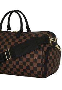 Bolsa de viaje a rayas en tonos marrón y negro, con superficie texturizada, doble asa, herrajes dorados y una correa ajustable de tela negra.