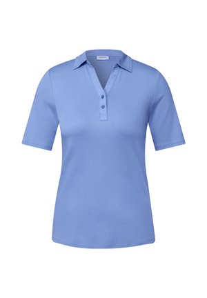 Polo shirt azzurro chiaro con colletto, maniche corte, abbottonatura a tre bottoni e texture in cotone morbido. Design semplice senza motivi.