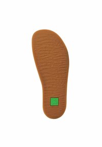 Suela de goma marrón con superficie texturizada y bordes redondeados, que presenta un logo rectangular verde con una rana en el centro inferior.