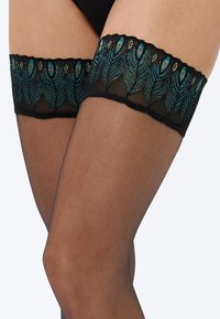 Μαύρες κάλτσες μέχρι το μηρό με περίτεχνη βελόνα σε τυρκουάζ και χρυσό στο πάνω μέρος, διαθέτοντας υφασμένη δαντέλα και διάφανο φινίρισμα.