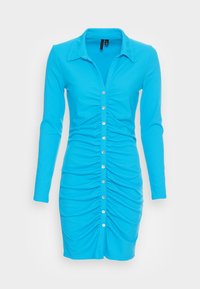 Vestido turquesa de manga comprida com gola, fecho de botões à frente e textura pregueada em todo o corpo, criando uma silhueta ajustada.