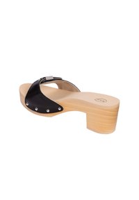 Infradito in pelle nera con tacco in legno, dotati di borchie argentate lungo la parte superiore e una soletta liscia e imbottita per il massimo comfort.