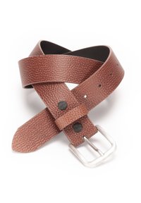 Ceinture en cuir marron avec une surface texturée, boucle en métal et deux boutons-pression noirs. Sa forme est plate et allongée avec des trous pour l'ajustement.
