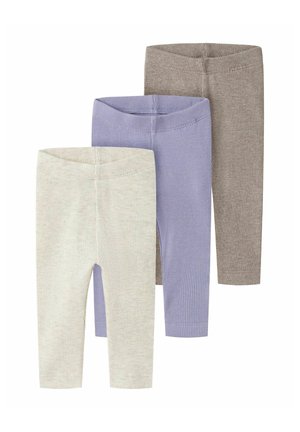 Trois paires de leggings bébé côtelés beige, violet clair et marron clair, disposées en chevauchement sur un fond blanc.