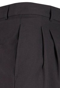 Pantalones negros con una textura suave, que presentan pliegues frontales, una cintura plana y bolsillos laterales. Diseñados para una silueta ajustada.