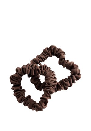 To mørkebrune stofhårbånd med indsamlede elastikker, arrangeret overlappende på en hvid baggrund.