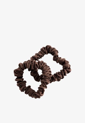 Dwa ciemnobrązowe materiałowe gumki do włosów z marszczonymi elastycznymi opaskami, ułożone na białym tle, nachodzące na siebie.