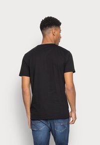 Makia MAKIA X MAURI KUNNAS SEADOG - T-shirt estampada - black