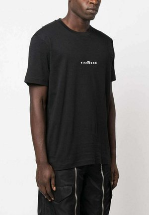 T-shirt nera in cotone a maniche corte, con logo "Richmond" bianco centrato sul petto. Tessuto liscio, scollo rotondo.