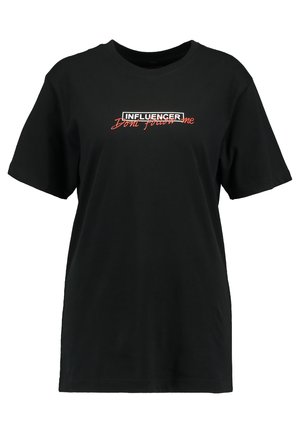 Schwarzes Baumwoll-T-Shirt mit kurzen Ärmeln, Rundhalsausschnitt, mit weißem und rotem Text "INFLUENCER" und "Folge mir nicht." Normale Passform, glatte Textur.