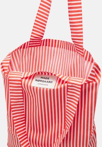 Mads Nørgaard SACKY ATOMA - Saco de mão - cherry tomato