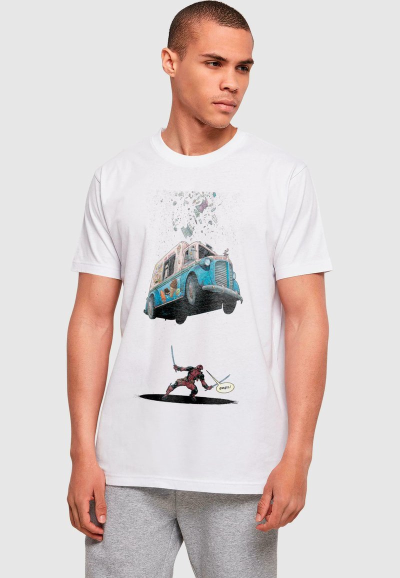 Camiseta de algodón blanca con un gráfico de un camión de helados azul flotando sobre un personaje que empuña dos espadas, con un globo de diálogo que dice "¡ups!"