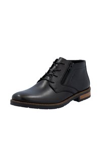 Bota de cuero negra hasta el tobillo con cordones y cremallera lateral, acento de madera en la suela, textura suave, puntera redondeada y detalle de costura minimalista.