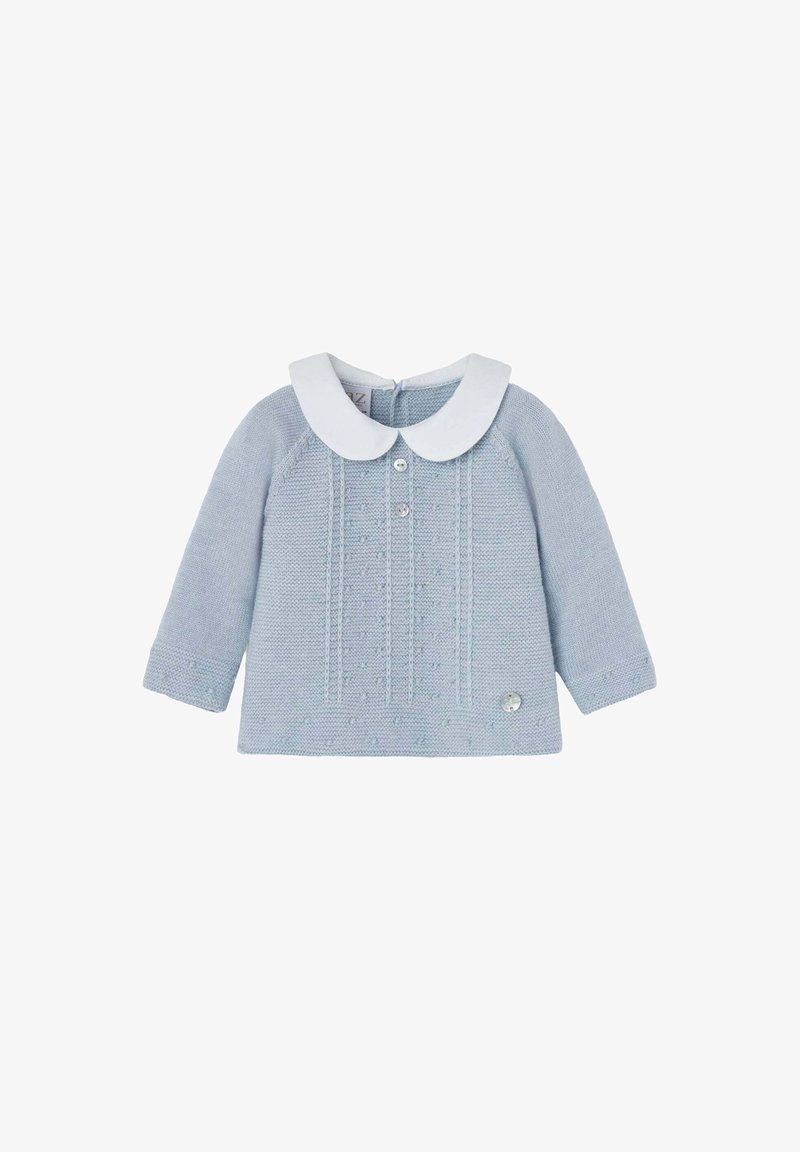 Haut en tricot bleu clair à manches longues, col Peter Pan blanc, bouton sur le devant et détail texturé avec de petits points en relief. Accent de bouton.