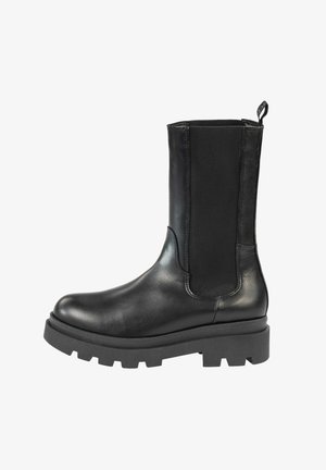 Bauchige schwarze Knöchelstiefel mit einem glatten Lederoberteil, elastischen Seitenpaneelen und einer dickeren, strukturierten Gummisohle. Verfügt über eine Zuglasche für einfaches Anziehen.