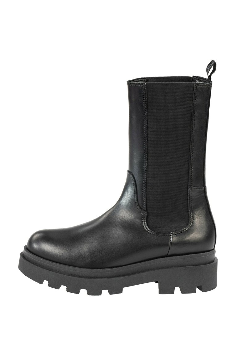Chunky zwarte enkelboot met een glad leren bovenkant, elastische zijpanelen en een dikke, gestructureerde rubberen zool. Voorzien van een trekhaak voor gemakkelijk aan- en uittrekken.