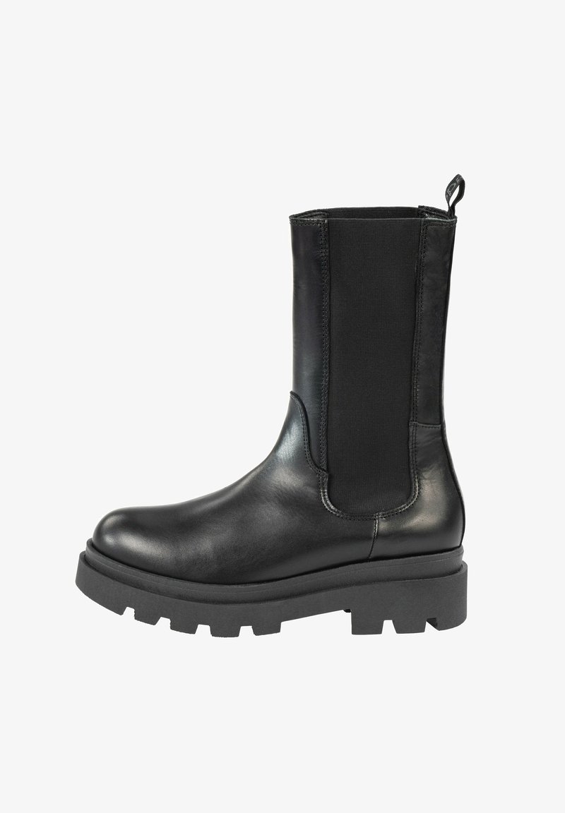 Chunky zwarte enkelboot met een glad leren bovenkant, elastische zijpanelen en een dikke, gestructureerde rubberen zool. Voorzien van een trekhaak voor gemakkelijk aan- en uittrekken.