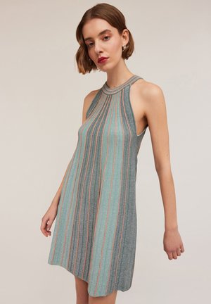 Rochie fără mâneci de culoare teal, cu dungi metalice verticale în roz deschis. Are un decolteu înalt și un design fluid în formă de A. Textură moale.