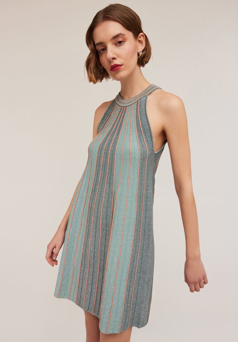 Vestido sin mangas en color teal con rayas metálicas verticales en rosa claro. Presenta un cuello alto y un diseño fluido en línea A. Textura suave.
