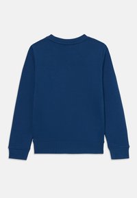 Mørkeblå genser med lange ermer, ribbestrikket rund hals og mansjetter. Glatt tekstur uten synlige mønstre eller utsmykkinger.