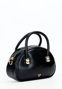 Borsa a mano in finta pelle nera con forma arrotondata, chiusura con zip e due manici corti. Presenta dettagli in tonalità oro e un motivo testurizzato.