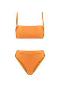 Bikini arancione a due pezzi con spalline sottili sopra e slip a vita alta, esposto su uno sfondo bianco.