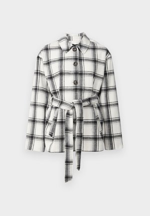 Černobílý kostkovaný kabát s límcem, předními knoflíky a páskem v pase, vyrobený z jemného tkaniva.
