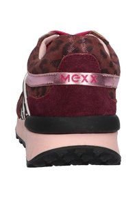 Sneakers met een bruine luipaardprint bovenwerk, bordeauxkleurige suede accenten, roze metallic details en een zwarte rubberen zool.