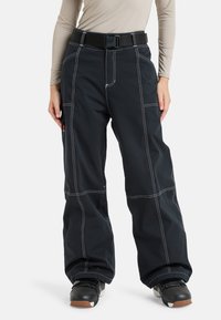 Pantalones de nieve negros con un ajuste holgado, costuras blancas, cinturilla ajustable y bolsillos laterales. Diseñados para actividades invernales al aire libre.