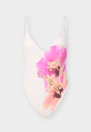 Biały jednoczęściowy strój kąpielowy z cienkimi ramiączkami i dużym różowo-brzoskwiniowym kwiatowym nadrukiem na przodzie.