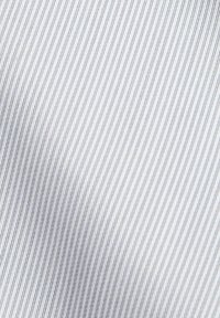 Weißer Stoff mit hellblauen diagonalen Streifen, der eine glatte Textur und einen subtilen Glanz aufweist, typisch für gewobenes Baumwollmaterial.
