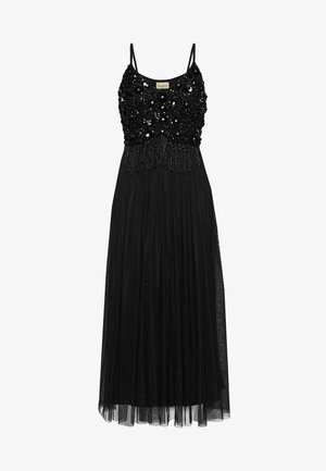 Musta iltarova, jossa on helmitetty ja paljeteilla koristeltu yläosa, ohuet hihnat ja virtaava, teksturoidun näköinen hame. Lattiapituinen muotoilu, jossa on istuva yläosa.