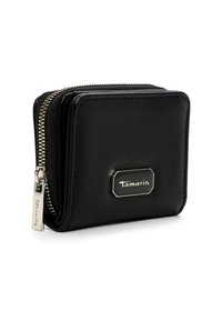 Sort tekstureret pung med guldfarvet lynlåsdetalje, som har en rektangulær Tamaris-logo plade på forsiden. Kompakt design med afrundede kanter.