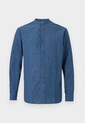 Camisa azul de lino de manga larga con cuello mao y siete botones marrones en la parte delantera, exhibida sobre un fondo blanco liso.