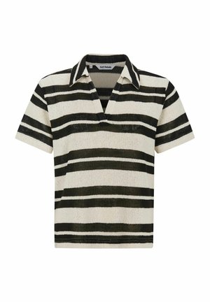 Črno-bela kratka pletena polo majica s horizontalnimi črtami, odprtim ovratnikom in tiskano etiketo na notranji strani vratu.
