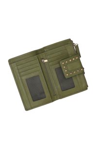 Olivenfarbene Lederbrieftasche mit mehreren Kartenfächern, einem Reißverschlussfach und einem dekorativen, mit Nieten verzierten Klappenverschluss. Glatte Textur.