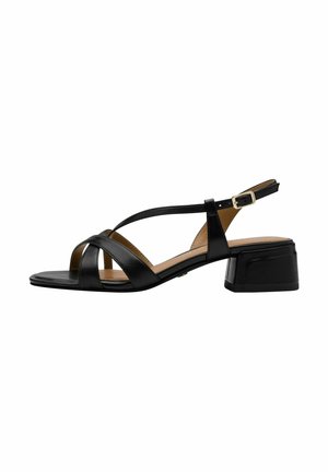 Sandale noire en cuir avec des bretelles croisées et un bout carré. Présente un talon bloc bas et une bride ajustable à la cheville avec une boucle en métal.